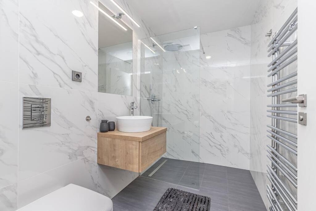 Cozy Quiet New Apartment In Karlin Square Praha Bagian luar foto