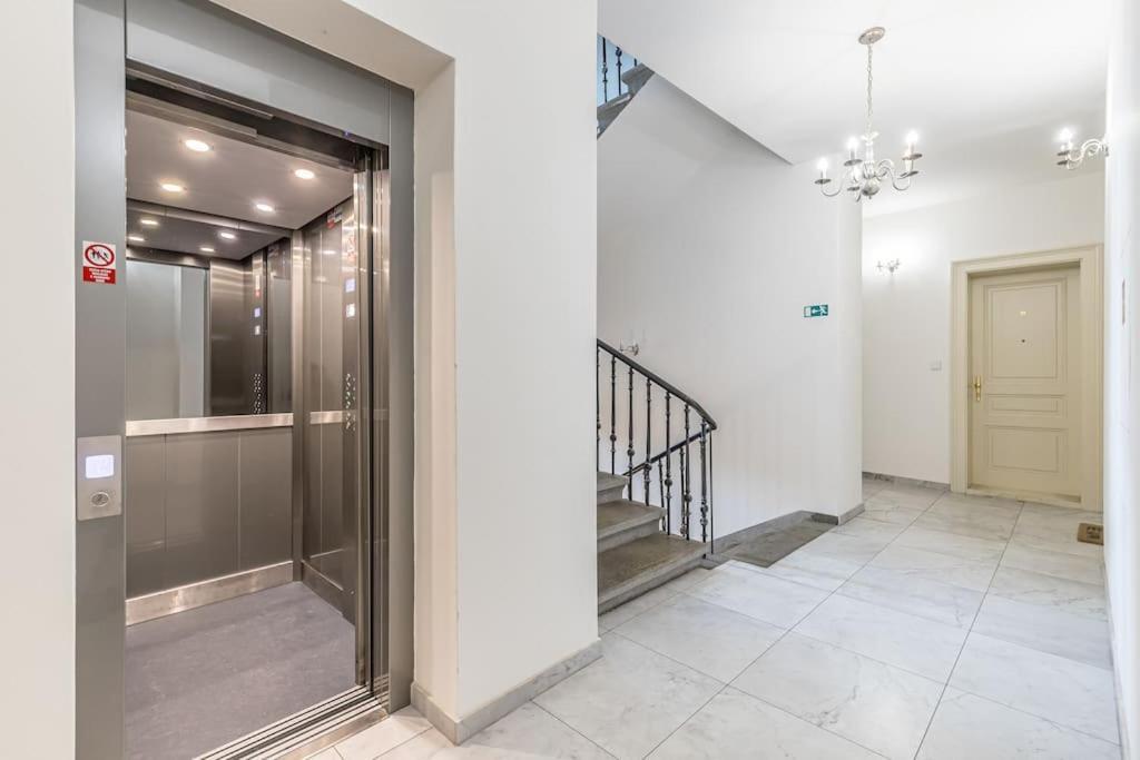Cozy Quiet New Apartment In Karlin Square Praha Bagian luar foto