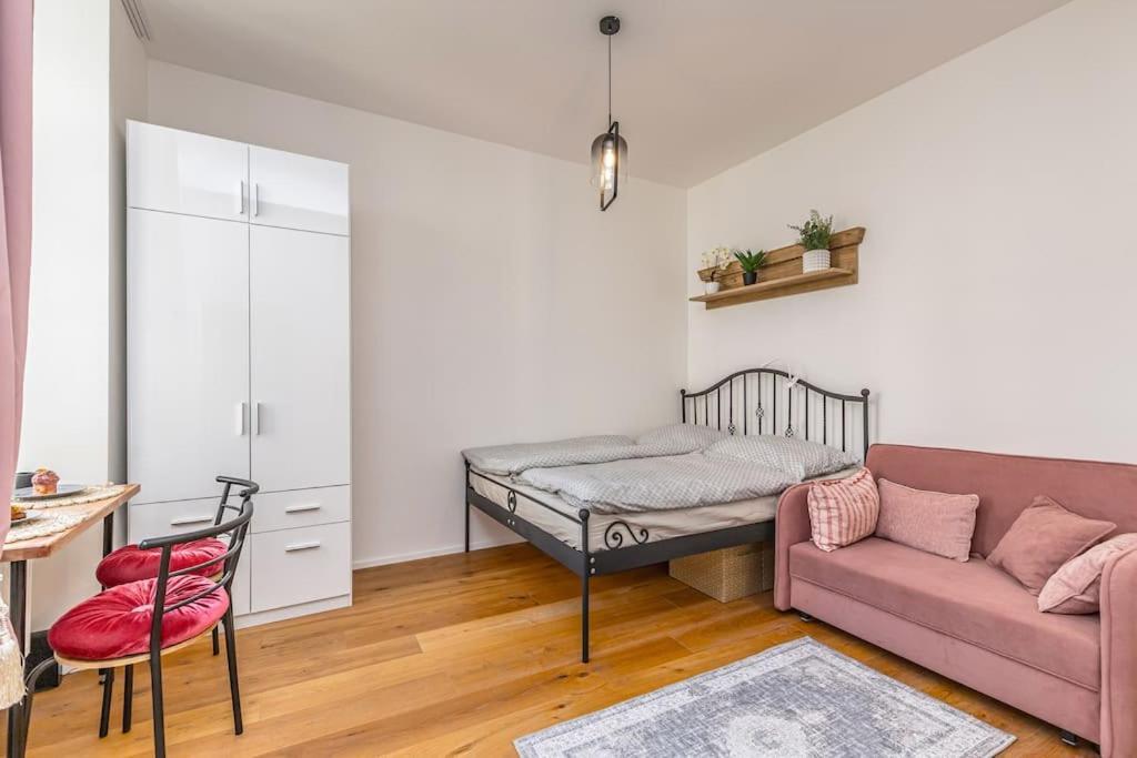 Cozy Quiet New Apartment In Karlin Square Praha Bagian luar foto