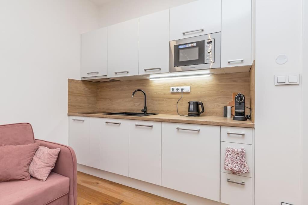 Cozy Quiet New Apartment In Karlin Square Praha Bagian luar foto